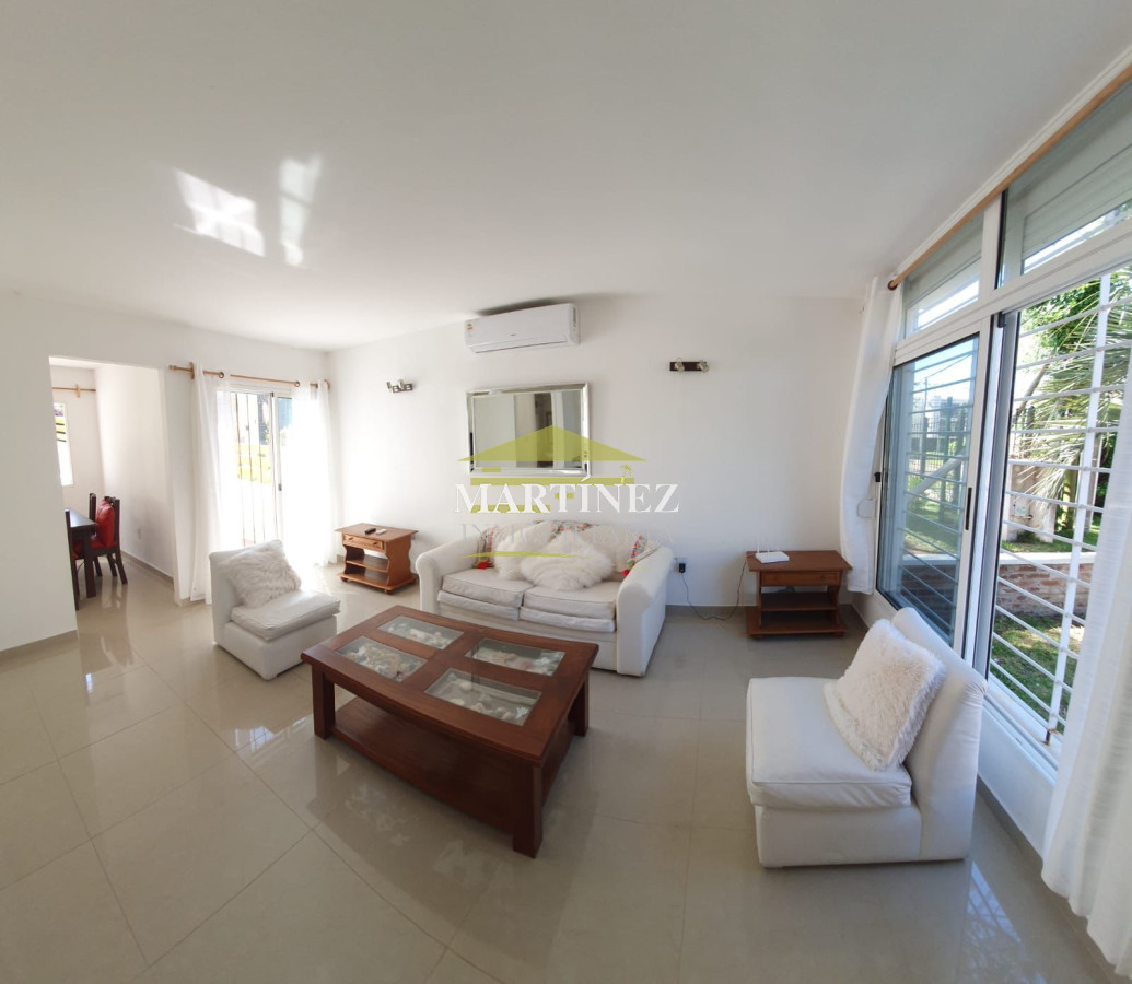 Casa ID.57 - Alquiler hermosa casa 2 y medio dormitorios 2 baños en Punta del este, Parada 14