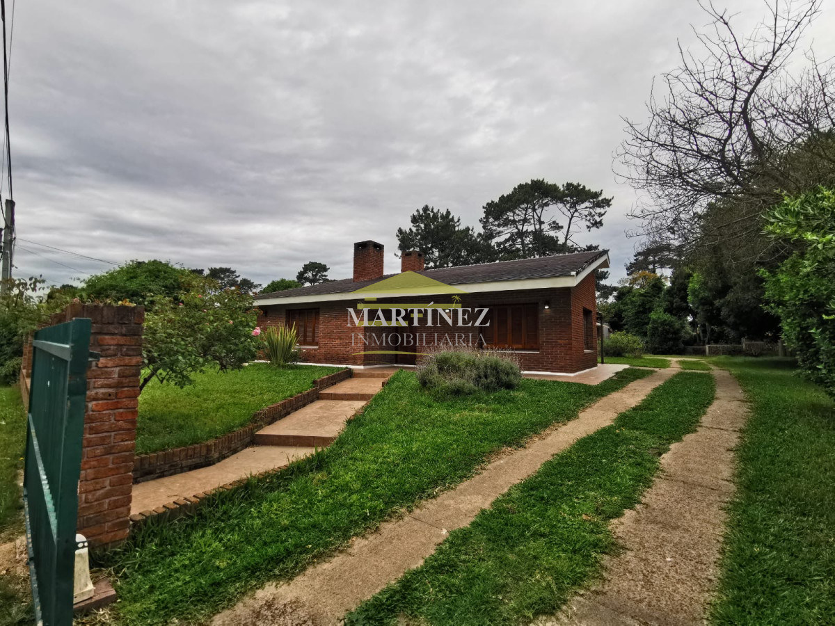 Casa ID.134 - Venta Chalet con un total de 6 dormitorios en Cantegril, Punta del este