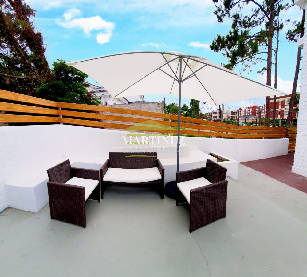 Casa ID.57 - Alquiler hermosa casa 2 y medio dormitorios 2 baños en Punta del este, Parada 14