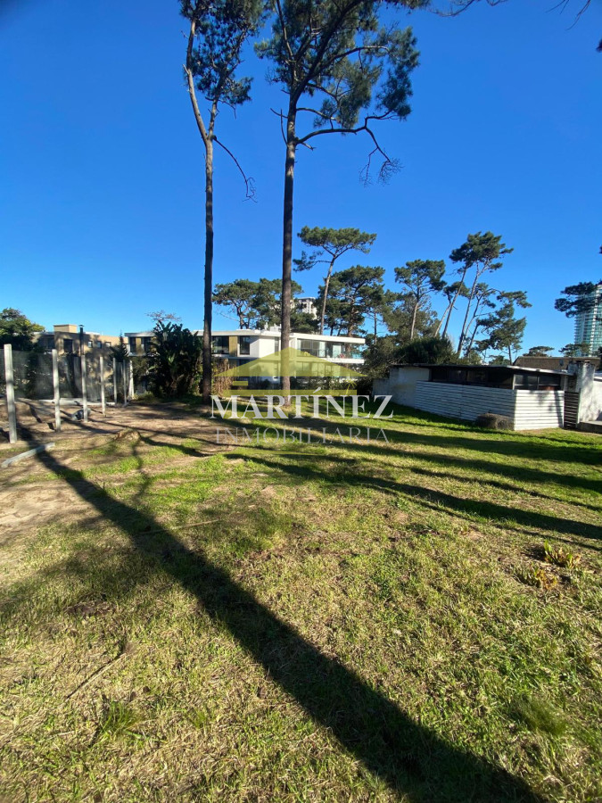 Terreno ID.1 - Venta Terreno 900m2 con construcción en Barrio Cantegril, Maldonado