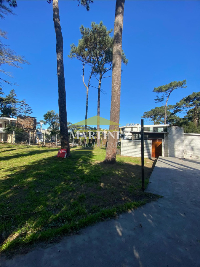 Terreno ID.1 - Venta Terreno 900m2 con construcción en Barrio Cantegril, Maldonado