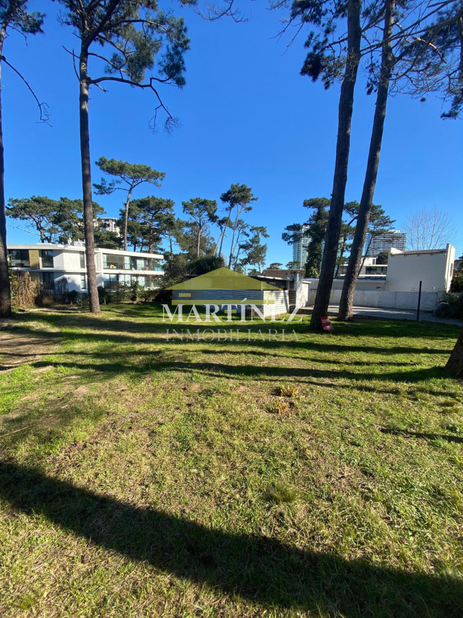 Terreno ID.1 - Venta Terreno 900m2 con construcción en Barrio Cantegril, Maldonado