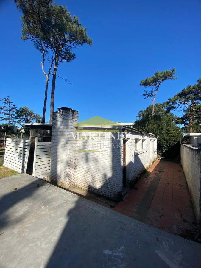 Terreno ID.1 - Venta Terreno 900m2 con construcción en Barrio Cantegril, Maldonado