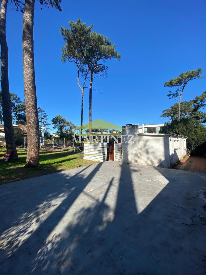 Terreno ID.1 - Venta Terreno 900m2 con construcción en Barrio Cantegril, Maldonado