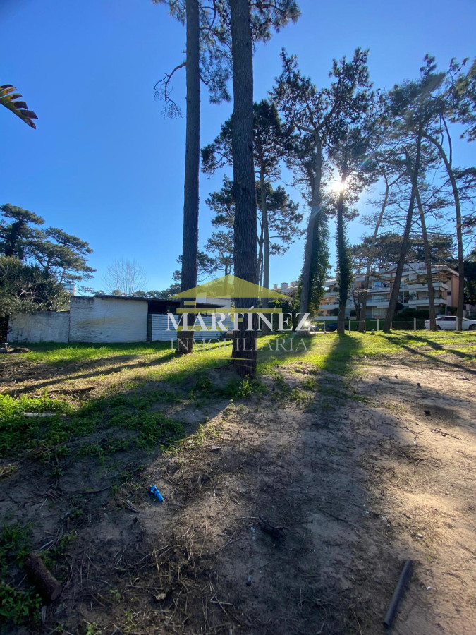 Terreno ID.1 - Venta Terreno 900m2 con construcción en Barrio Cantegril, Maldonado