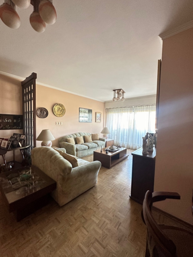 Apartamento en venta 2 dormitorios + servicio.-