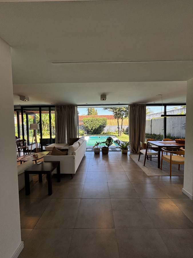 Venta casa moderna 4 dormitorios Carrasco Sur