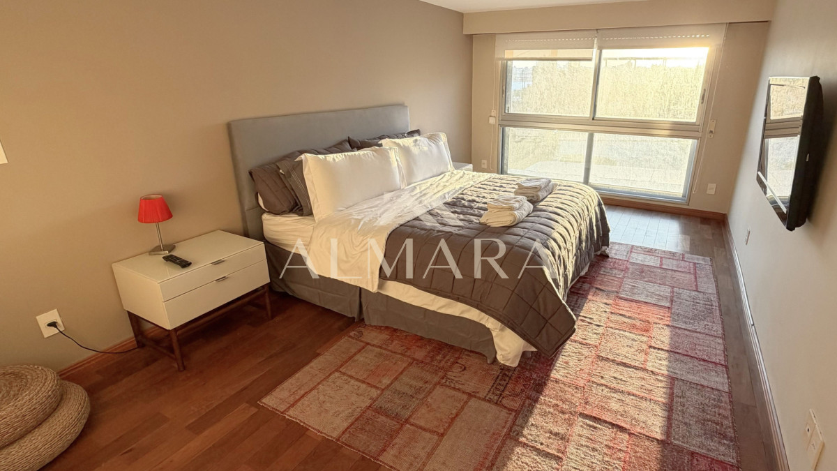 Apartamento ID.2 - VENTA Apartamento Puerto del Buceo frente al mar 3 suites, servicio y 2 Gje.