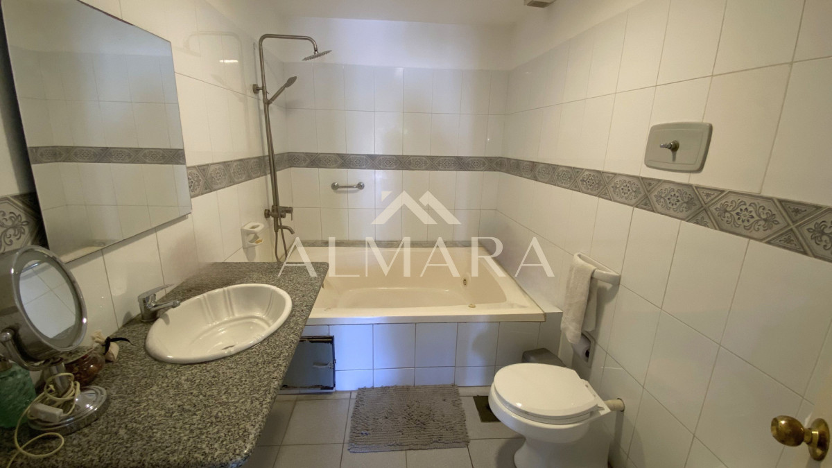 Casa ID.1 - VENTA Casa Buceo 5 dorm a metros del mar y WTC