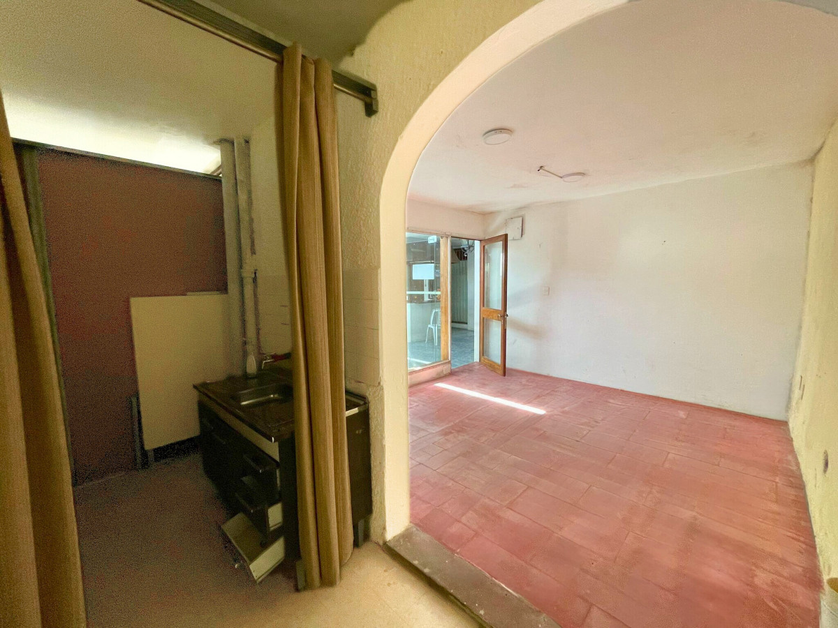 Casa ID.103 - Local Comercial en Alquiler - Galería Comercial en Avenida Principal