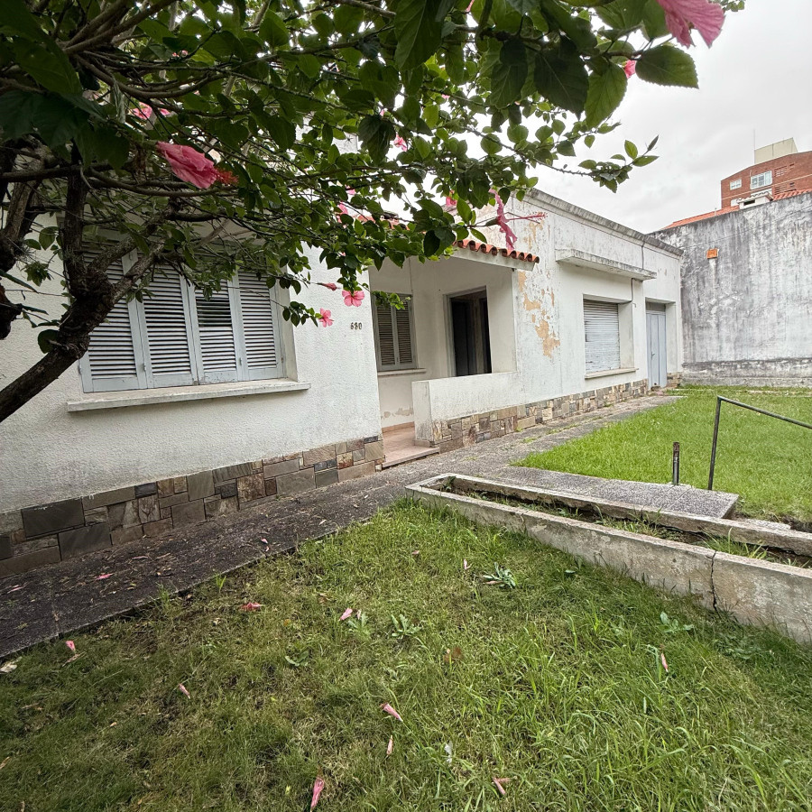 Casa ID.65 - Propiedad a Reciclar en el Corazón de Colonia del Sacramento Una Joya con Potencial Esperando a un Visionario