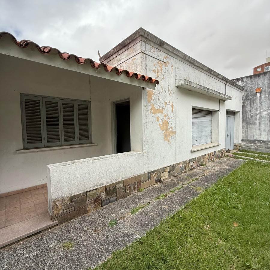 Casa ID.65 - Propiedad a Reciclar en el Corazón de Colonia del Sacramento Una Joya con Potencial Esperando a un Visionario