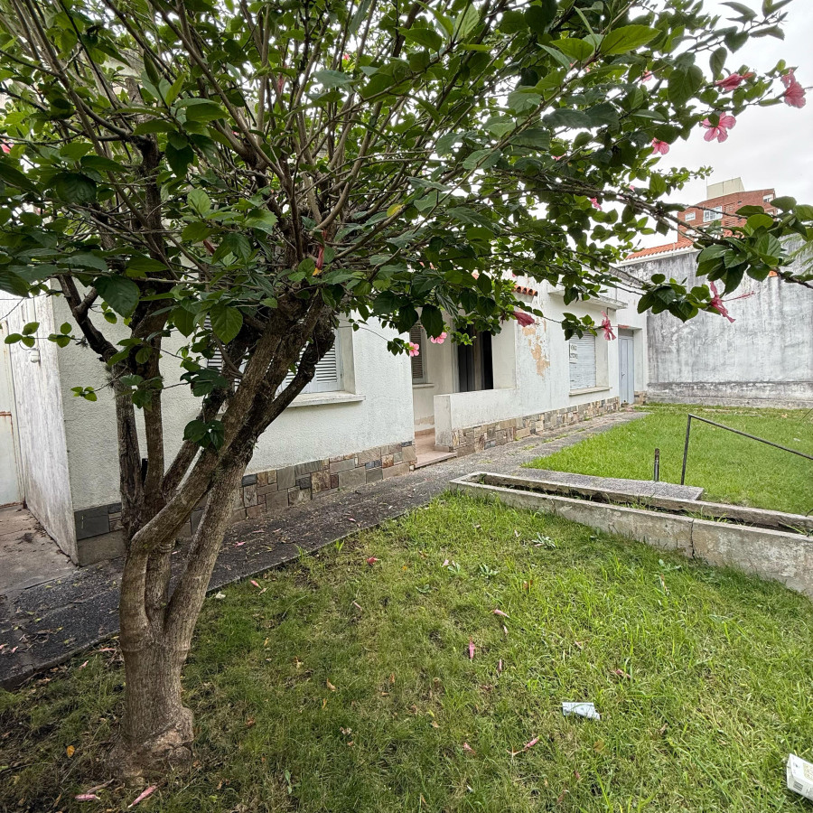 Casa ID.65 - Propiedad a Reciclar en el Corazón de Colonia del Sacramento Una Joya con Potencial Esperando a un Visionario
