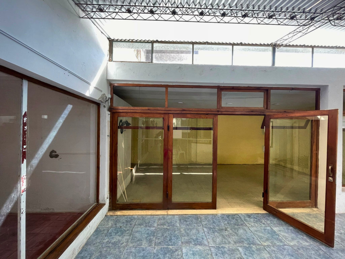 Casa ID.103 - Local Comercial en Alquiler - Galería Comercial en Avenida Principal