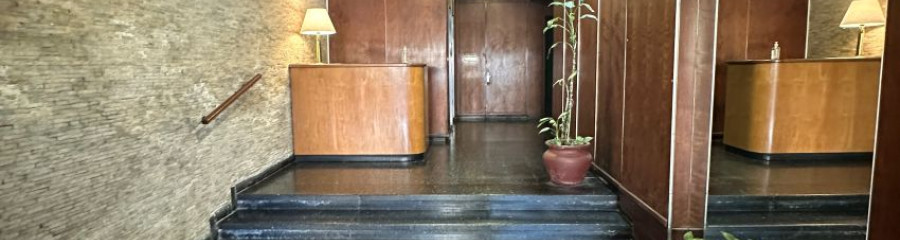 Venta Escritorio Oficina Local Consultorio Ciudad Vieja piso 1 con terraza al frente.