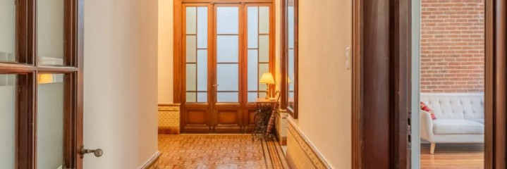 Venta apartamento Ciudad Vieja 2 dormitorios, baño y monoambiente/oficina.
