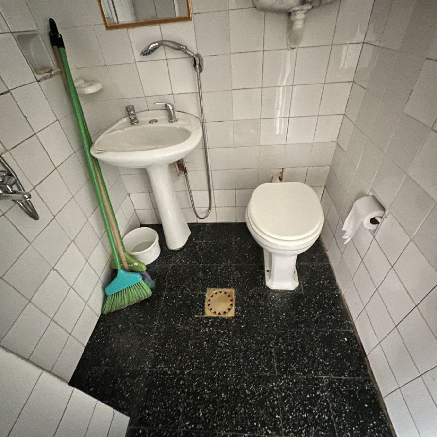 Apartamento ID.92 - A Alquilar Escritorio Oficina Local Consultorio Ciudad Vieja piso 1 con terraza al frente, gastos incl.