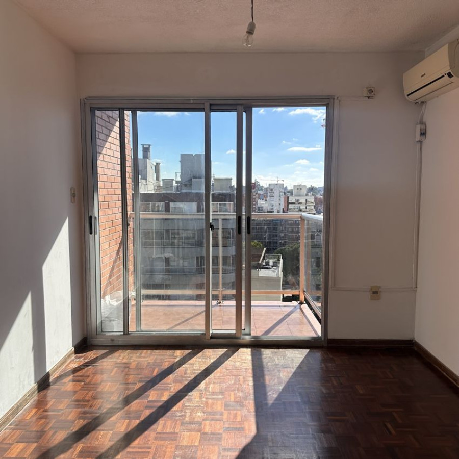 Apartamento ID.197 - Alquiler Apartamento 2 dormitorios en Pocitos con divisiones, balcón y garaje. 