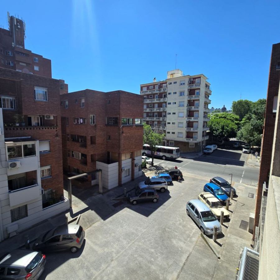 Apartamento ID.126 - Alquiler dúplex Parque Rodó 2 dormitorios con garaje