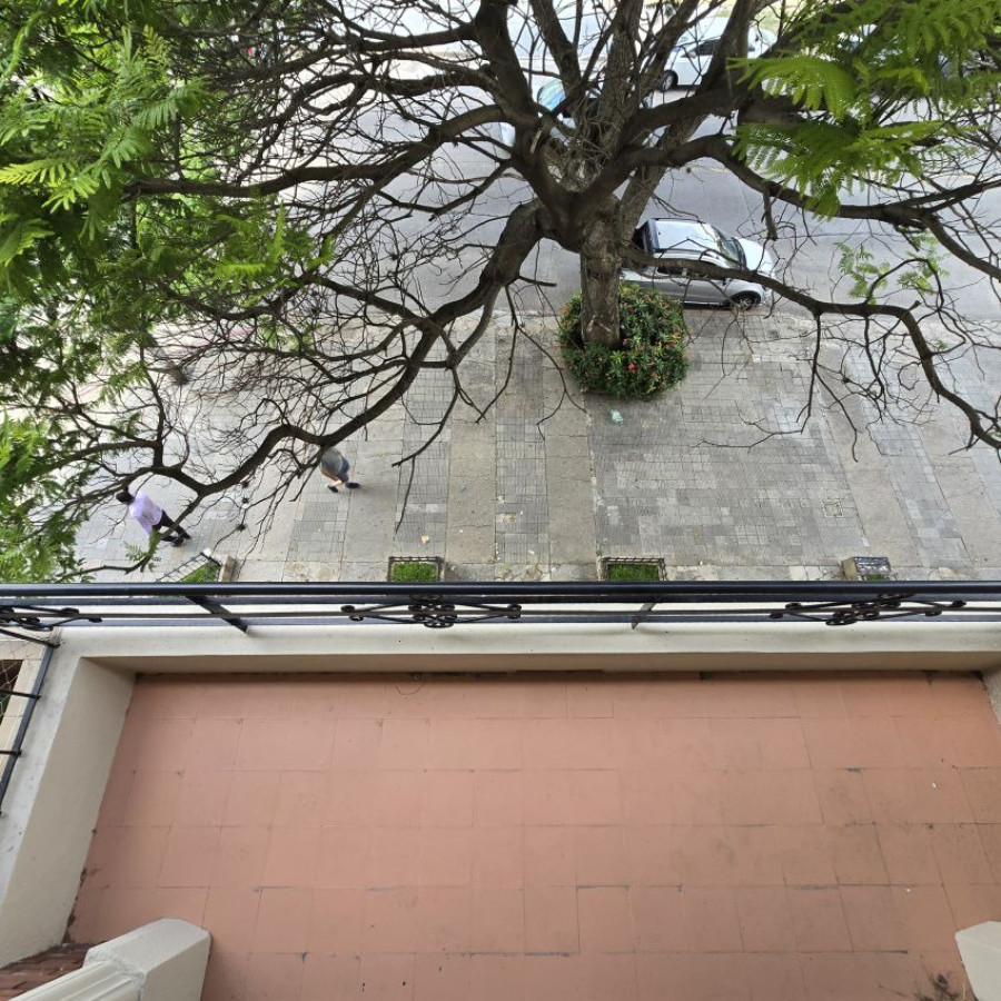 Apartamento ID.128 - Venta apartamento a reciclar Pocitos 3 dormitorios, 2 baños y garaje.