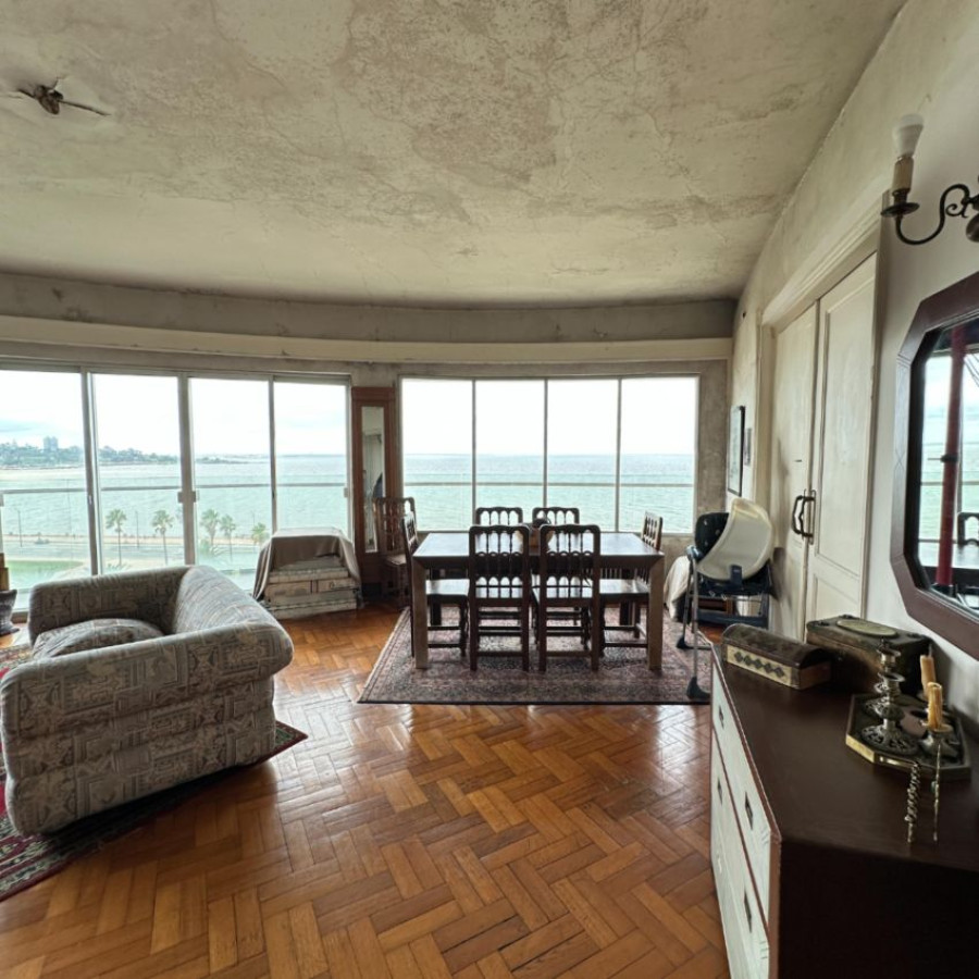 Apartamento ID.79 - Venta apartamento Barrio Sur 3 dormitorios, 2 baños y servicio.