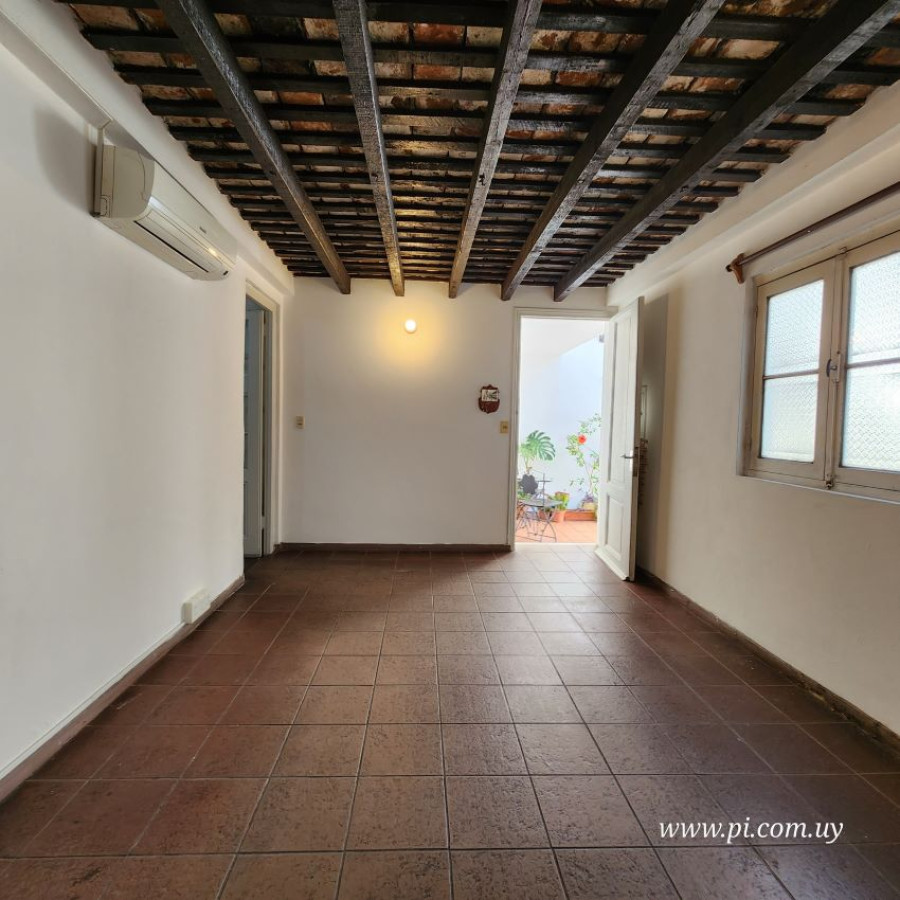 Apartamento ID.80 - Alquiler apartamento Ciudad Vieja, 2 dormitorios a metros de la Peatonal Pérez Castellano.