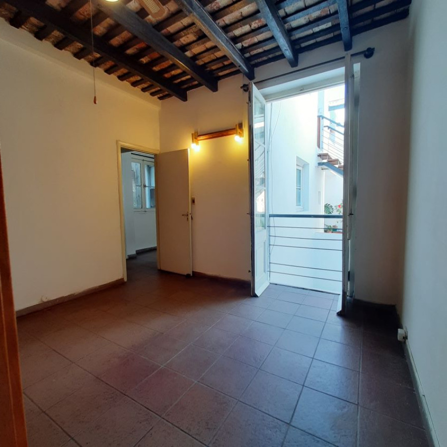 Apartamento ID.80 - Alquiler apartamento Ciudad Vieja, 2 dormitorios a metros de la Peatonal Pérez Castellano.
