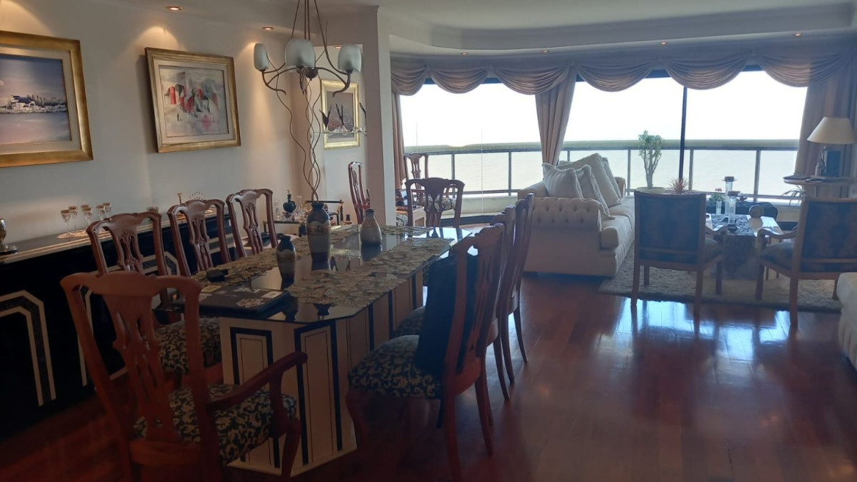 Apartamento ID.75 - Venta apartamento Pocitos sobre Rambla, 3 dormitorios, 3 baños y 2 garajes.