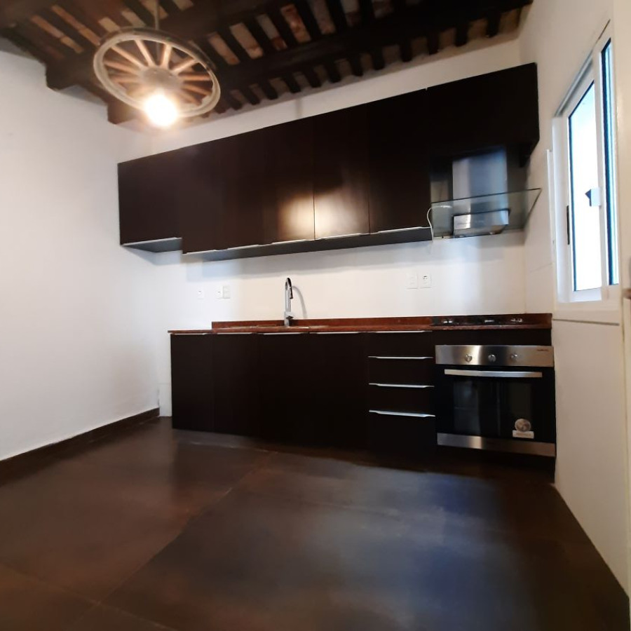Apartamento ID.80 - Alquiler apartamento Ciudad Vieja, 2 dormitorios a metros de la Peatonal Pérez Castellano.