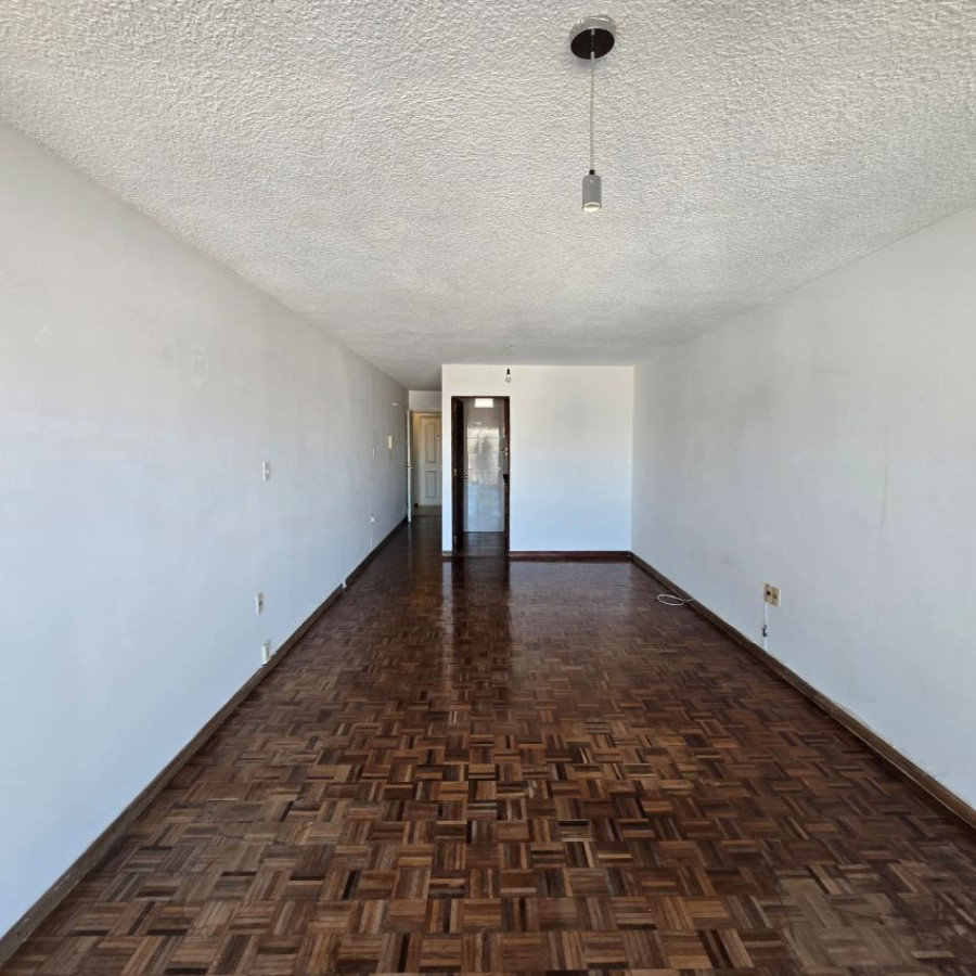 Apartamento ID.106 - Alquiler Monoambiente en Pocitos con cocina definida, balcón y opción garaje.