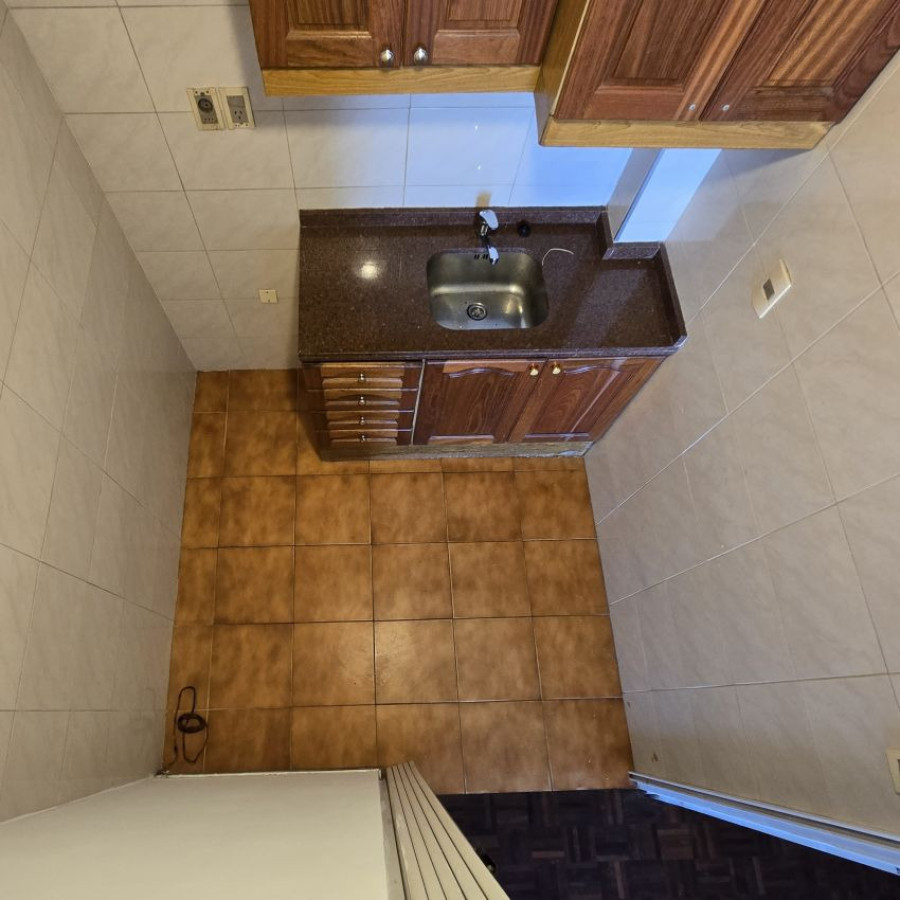 Apartamento ID.107 - Alquiler Apartamento Monoambiente en Pocitos con divisiones, balcón y opción garaje. 