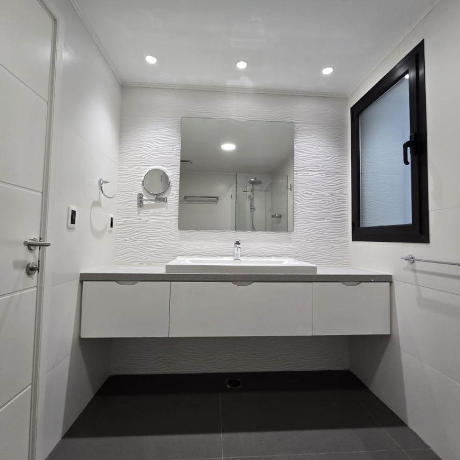 Apartamento ID.123 - Alquiler apartamento en Pocitos a estrenar, 3 dormitorios (una master suite), 3 baños, balcón, patio, garaje lugar fijo y pieza box adjunta.