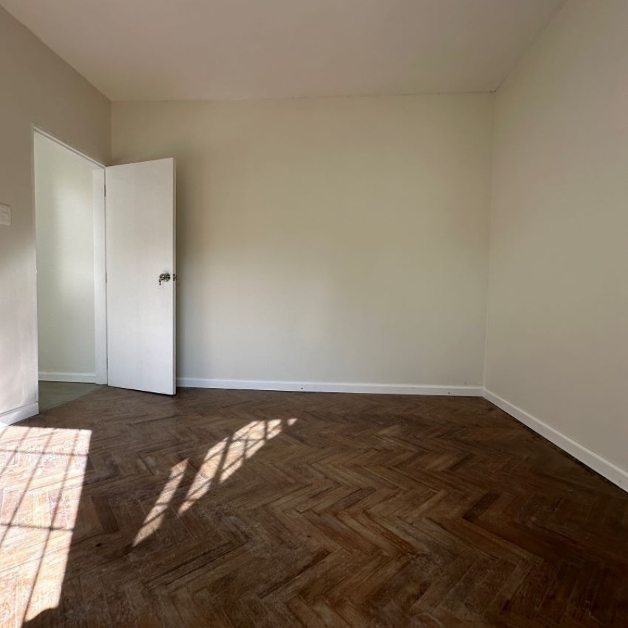 Apartamento ID.129 - Alquiler apartamento en Buceo 2 dormitorios con patio, sin gastos comunes.