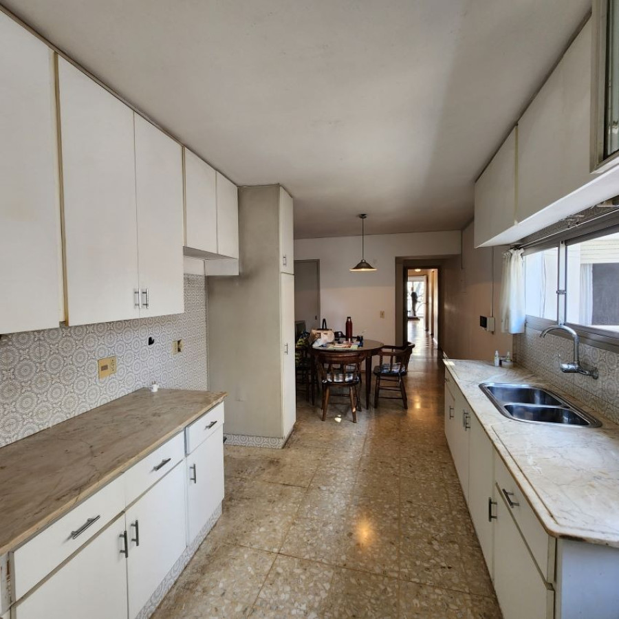 Apartamento ID.10 - Venta Apartamento Pocitos 3 Dormitorios, 2 Baños Y Servicio Completo.