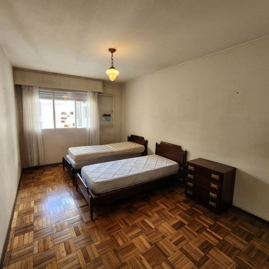 Apartamento ID.10 - Venta Apartamento Pocitos 3 Dormitorios, 2 Baños Y Servicio Completo.