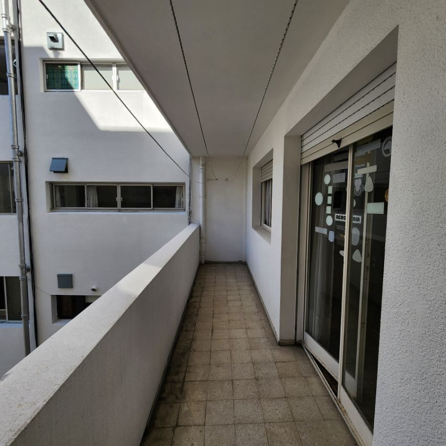 Apartamento ID.10 - Venta Apartamento Pocitos 3 Dormitorios, 2 Baños Y Servicio Completo.