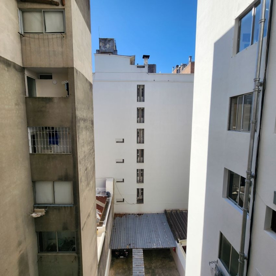 Apartamento ID.10 - Venta Apartamento Pocitos 3 Dormitorios, 2 Baños Y Servicio Completo.