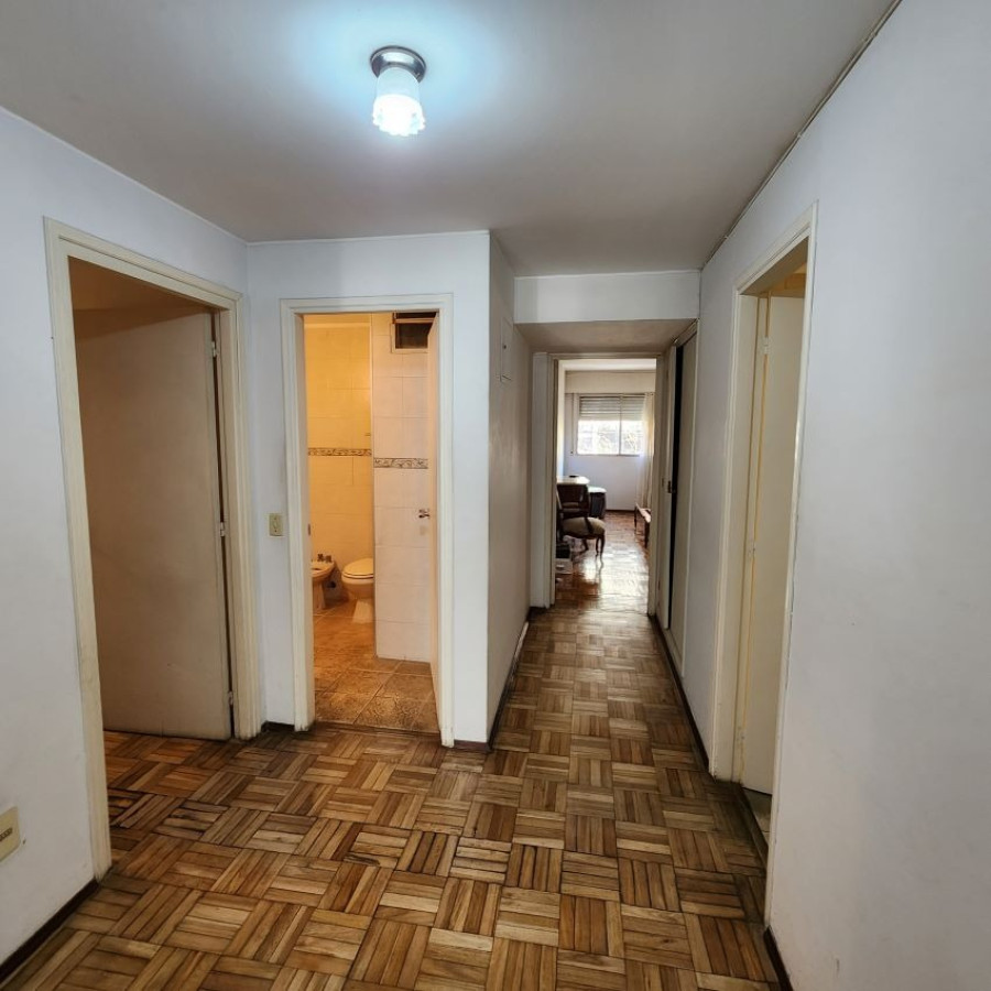 Apartamento ID.10 - Venta Apartamento Pocitos 3 Dormitorios, 2 Baños Y Servicio Completo.