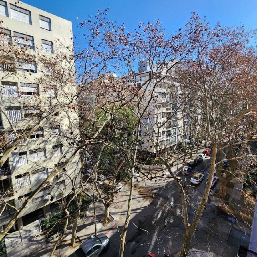 Apartamento ID.10 - Venta Apartamento Pocitos 3 Dormitorios, 2 Baños Y Servicio Completo.