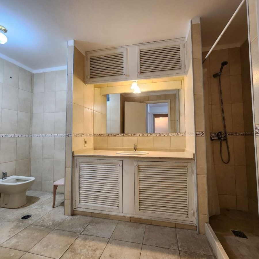Apartamento ID.10 - Venta Apartamento Pocitos 3 Dormitorios, 2 Baños Y Servicio Completo.