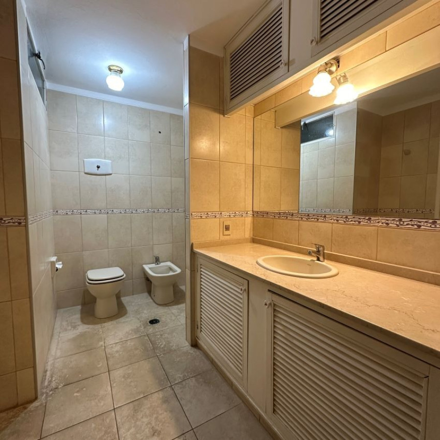 Apartamento ID.10 - Venta Apartamento Pocitos 3 Dormitorios, 2 Baños Y Servicio Completo.