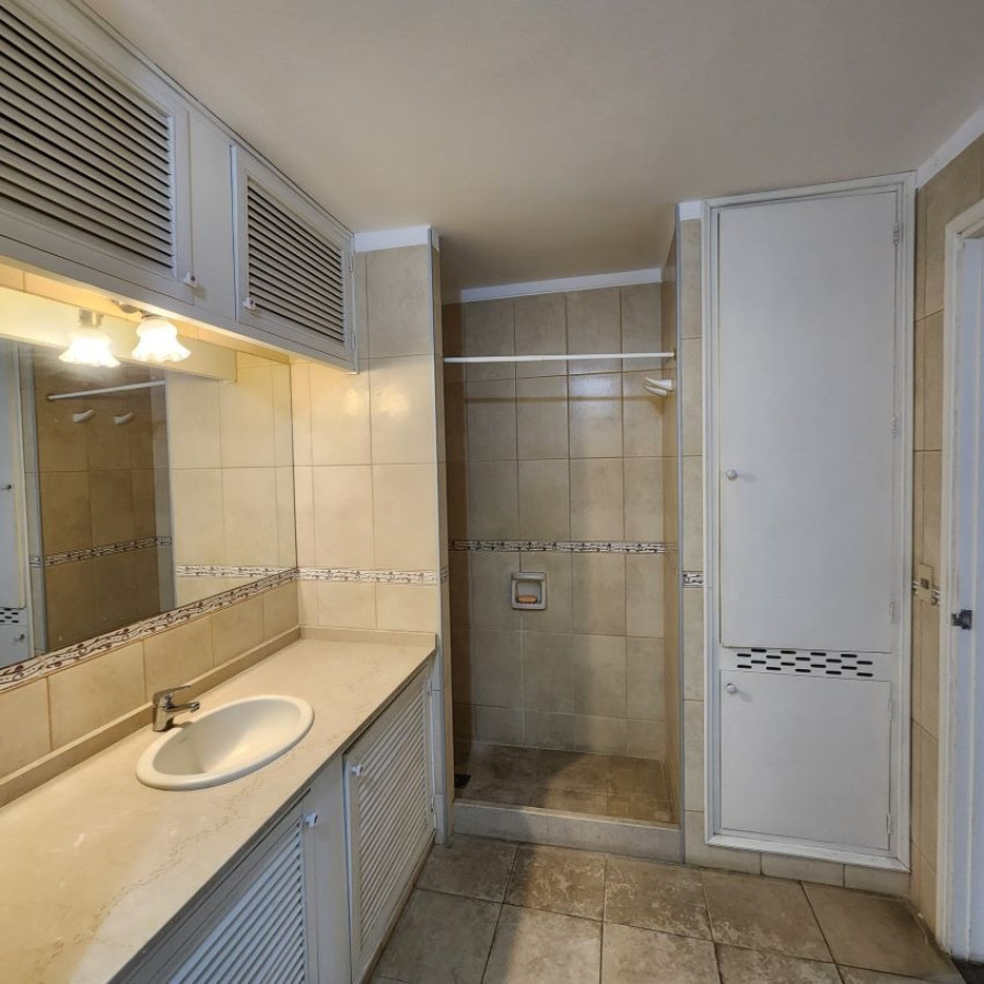 Apartamento ID.10 - Venta Apartamento Pocitos 3 Dormitorios, 2 Baños Y Servicio Completo.