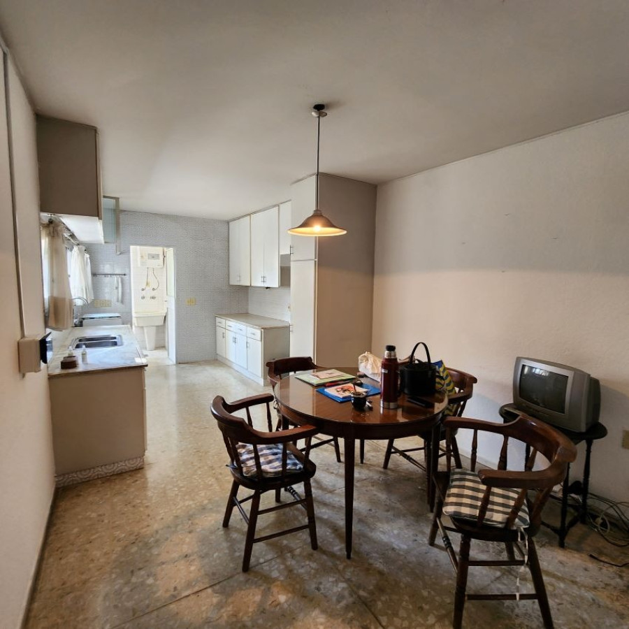 Apartamento ID.10 - Venta Apartamento Pocitos 3 Dormitorios, 2 Baños Y Servicio Completo.