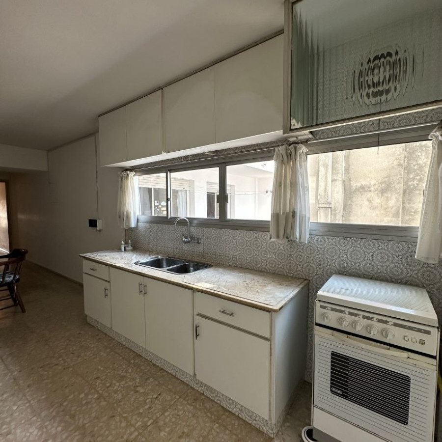 Apartamento ID.10 - Venta Apartamento Pocitos 3 Dormitorios, 2 Baños Y Servicio Completo.