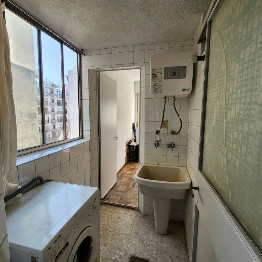 Apartamento ID.10 - Venta Apartamento Pocitos 3 Dormitorios, 2 Baños Y Servicio Completo.