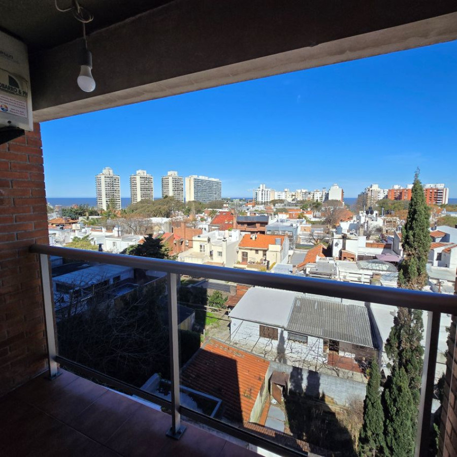 Apartamento ID.107 - Alquiler Apartamento Monoambiente en Pocitos con divisiones, balcón y opción garaje. 