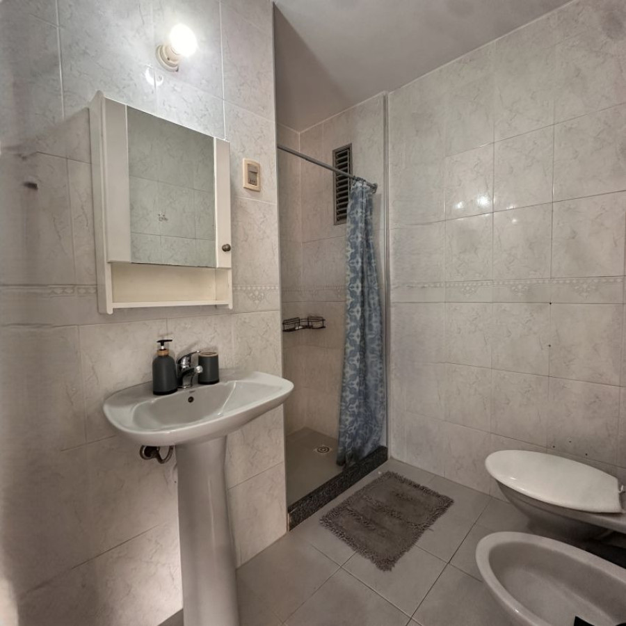 Apartamento ID.197 - Alquiler Apartamento 2 dormitorios en Pocitos con divisiones, balcón y garaje. 