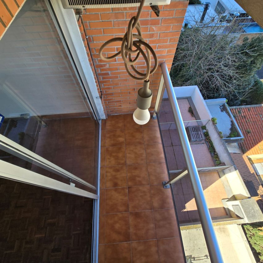 Apartamento ID.107 - Alquiler Apartamento Monoambiente en Pocitos con divisiones, balcón y opción garaje. 