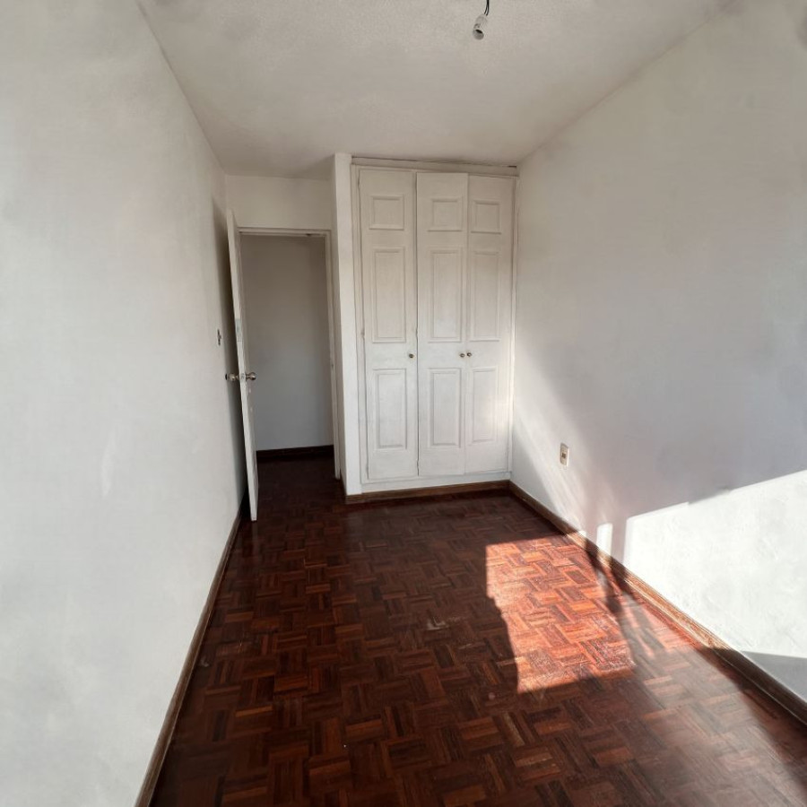 Apartamento ID.197 - Alquiler Apartamento 2 dormitorios en Pocitos con divisiones, balcón y garaje. 
