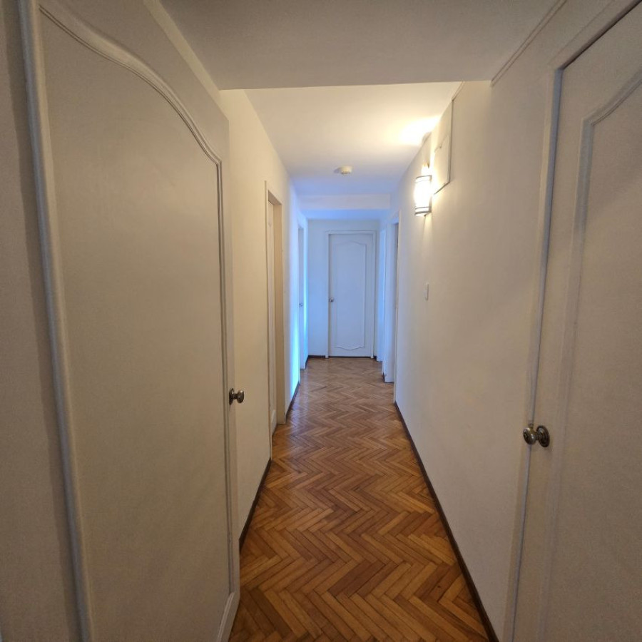 Apartamento ID.175 - Alquiler apartamento en Pocitos frente al mar, 3 dormitorios, 2 baños, servicio y garaje.